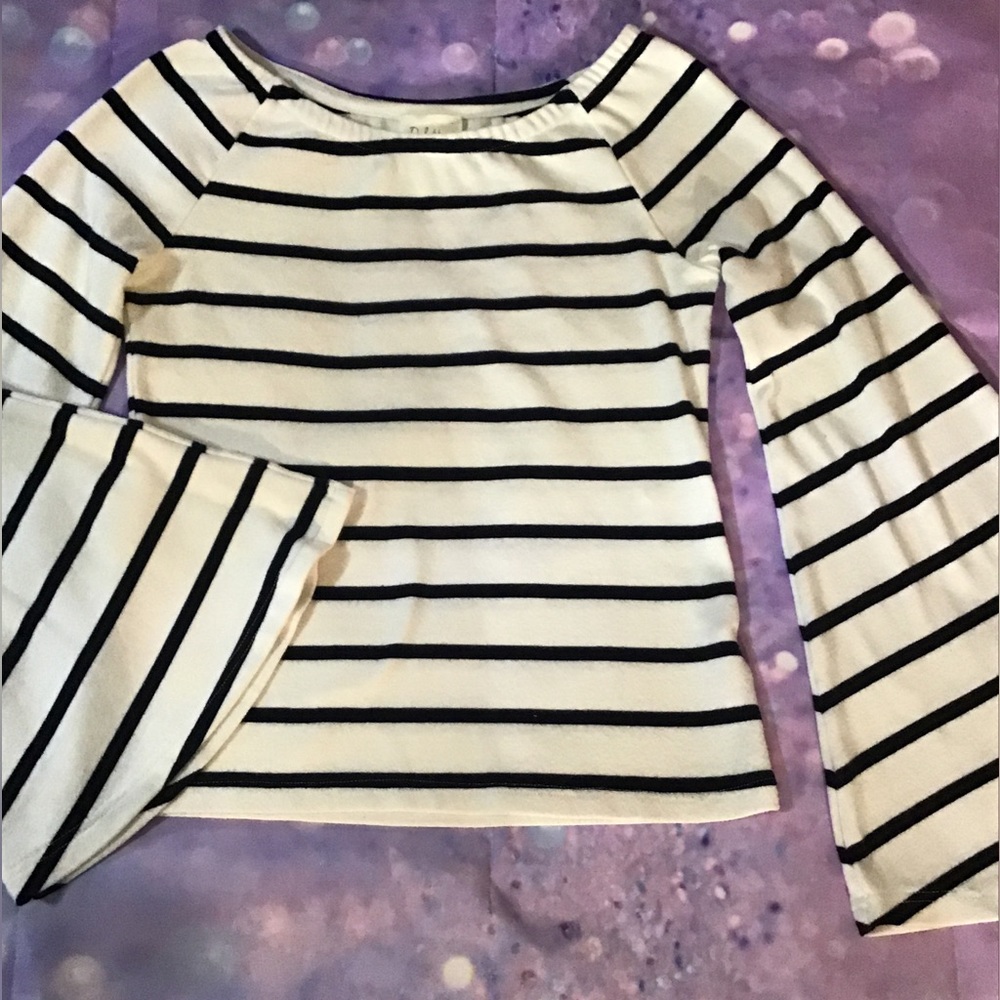Women’s size medium Deletta beautiful bell sleeves top.CC